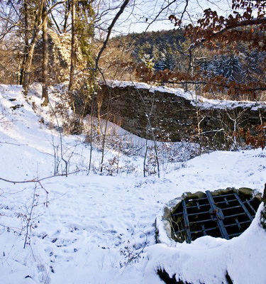 hrad Holštejn - šachta do hladomorny